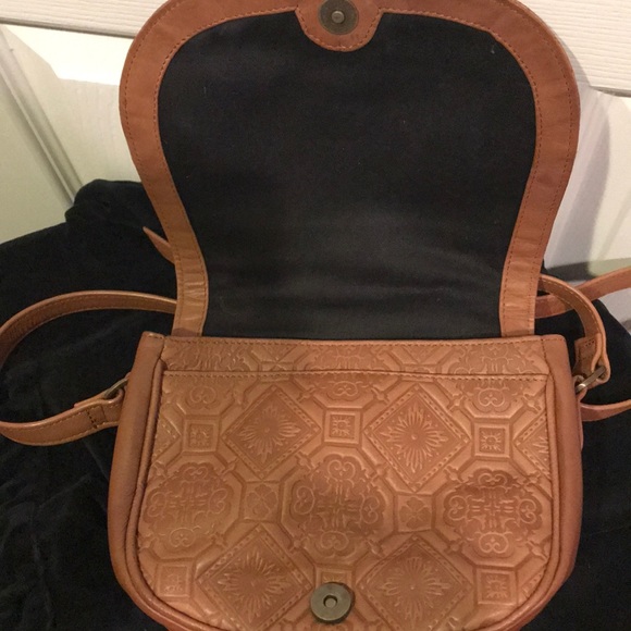 Elizabeth Clairborne crossbody tooled leather - Picture 4 of 8